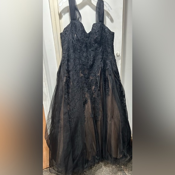 David’s bridal Black Embellished Wedding Gown - Picture 4 of 6